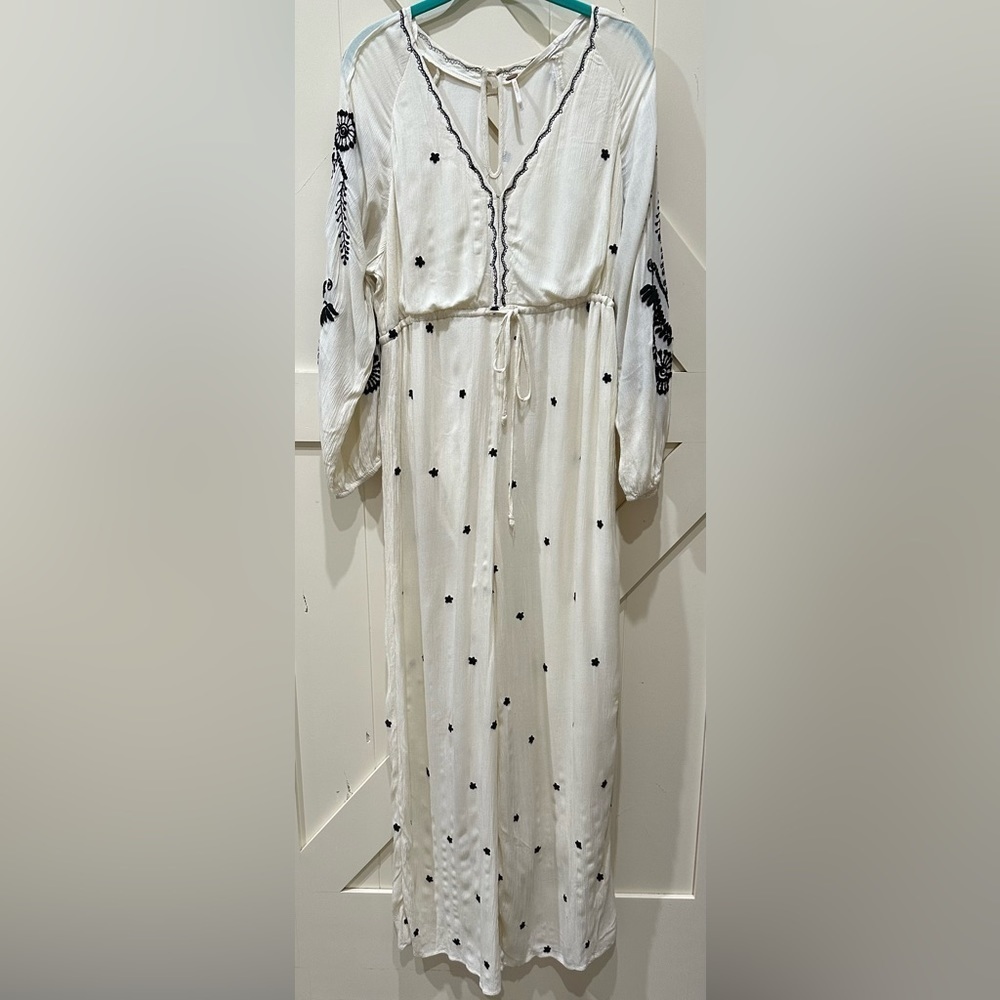 EUC Free People jumpsuit. Size small. Pit 20”. Inseam 17”. Material 100 rayon